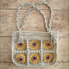 Madeleine, le sac cabas aux tournesols, carré granny crochet