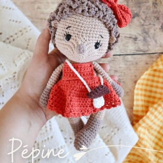 🦔 Pépine, ma petite hérissonne, fait partie de ces petits personnages qui vous ont particulièrement fait craquer depuis la sortie de mon ebook.

Avec sa petite robe de saison, son joli nœud et son adorable sac champignon, elle a tout pour plaire ! 

Pépine rejoint la collection Les Petits Doux, avec Coton, mon petit lapin. Leurs vêtements et accessoires sont interchangeables pour pouvoir habiller tous les personnages de la collection.

Et si vous avez envie de partir à votre tour pour une balade d’automne, mon ebook est à retrouver dans le bundle « Au cœur de l’automne » avec 27 ebooks créatifs pour seulement 22 € !

🍂 Offre valable jusqu’au dimanche 20 septembre.

> Le lien est disponible dans ma bio et mes stories

#pensebonheur #crochet #crochethedgehog #crochetpattern